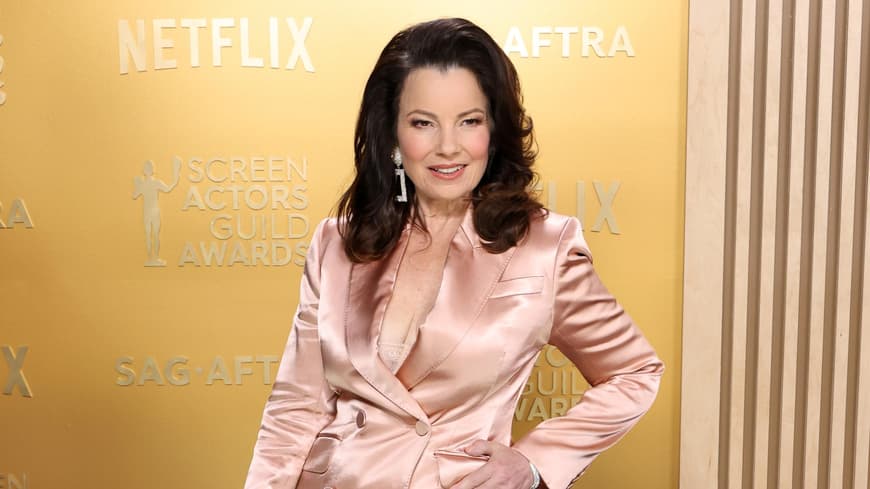 Fran Drescher in einem lachsfarbenen Zweiteiler.