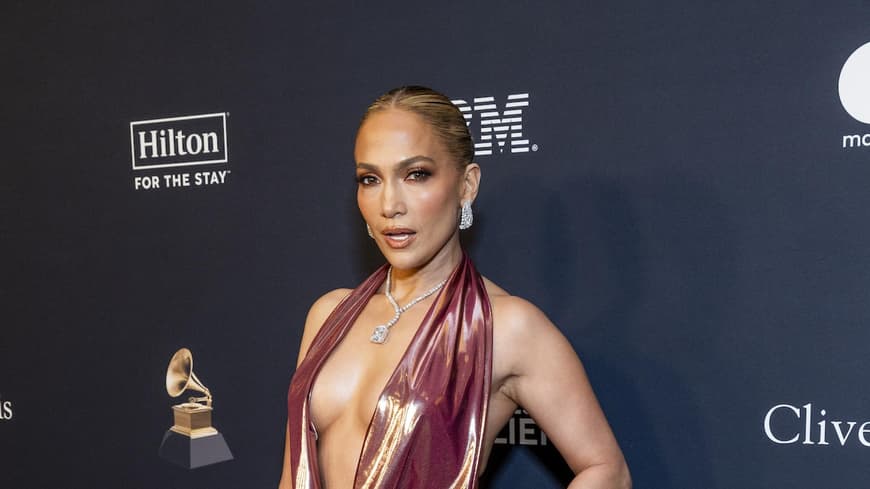 Jennifer Lopez mit einem dunkelroten, bodenlangen Kleid und einem tiefen Ausschnitt.