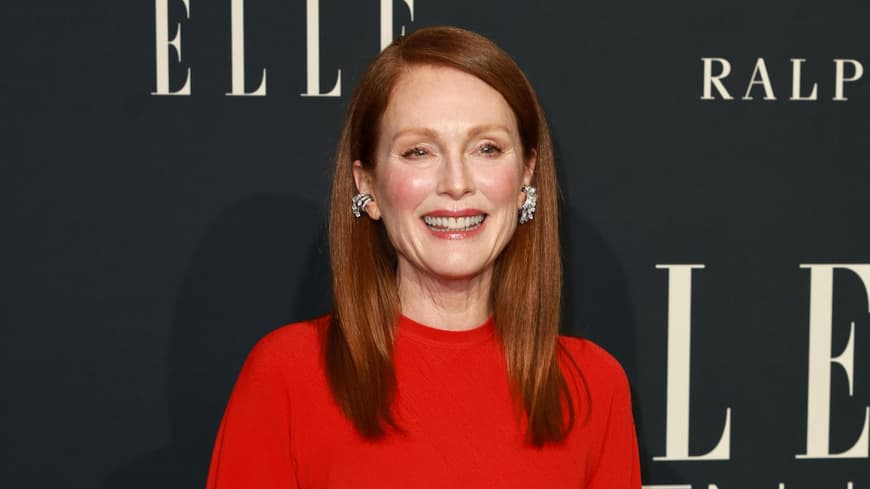 Julianne Moore auf dem roten Teppich mit einem roten, hochgeschlossenen Kleid.