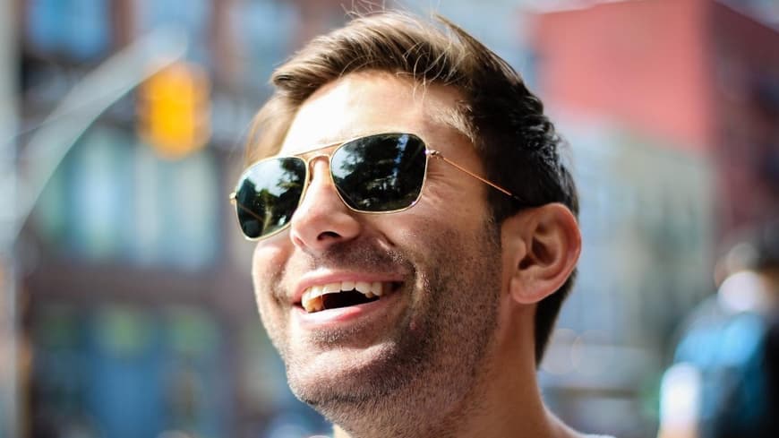 Mann mit Sonnenbrille