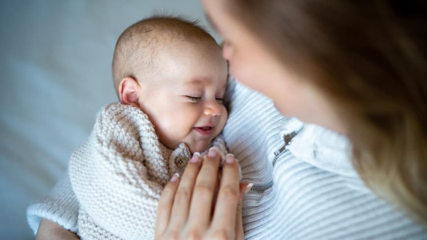 Mutter hält ihr neugeborenes Baby im Arm