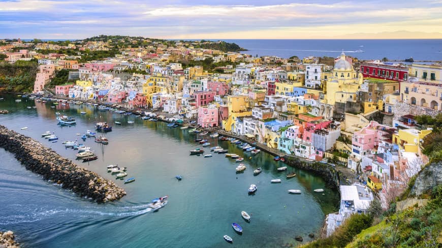 Die Küste von Procida mit vielen bunten Häusern.