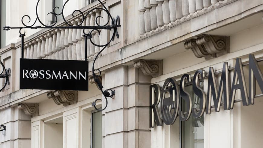 Rossmann Filiale von draußen mit schwarzer Schrift und schwarzem Logo.
