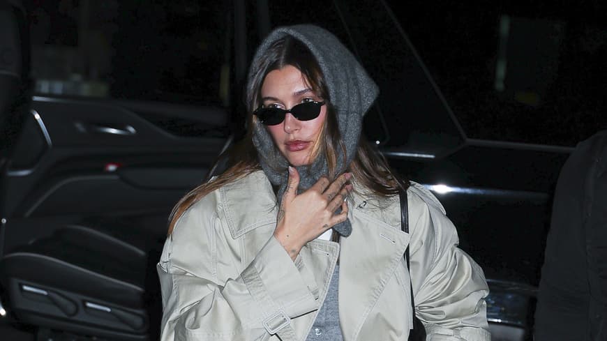 Hailey Bieber mit Schal um den Kopf
