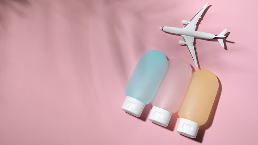 Reisegröße Kosmetik mit Flugzeug