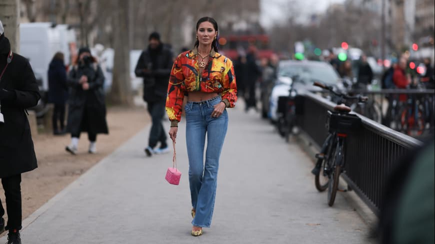 Frau trägt Jeans
