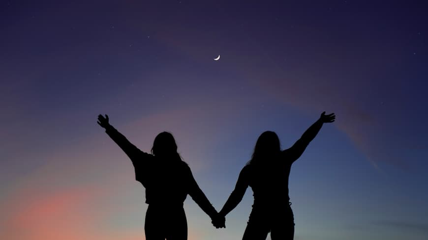 Frauen stehen vor dem Sternenhimmel