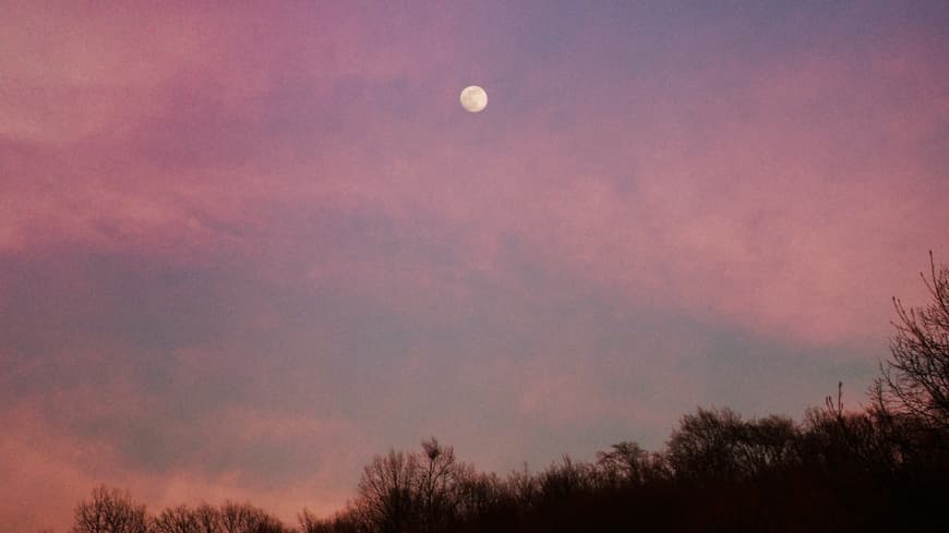 Himmel mit Sternen und Mond