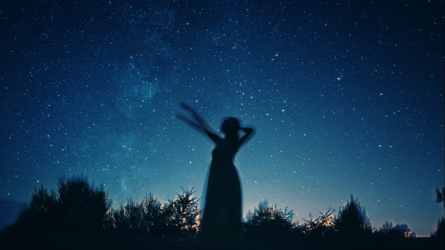 Frau vor Sternenhimmel