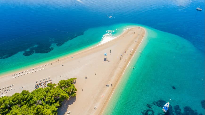 Spitz zulaufender Zlatni Rat Strand in Kroatien.
