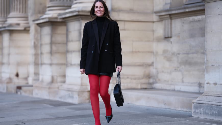 Frau in roter Strumpfhose
