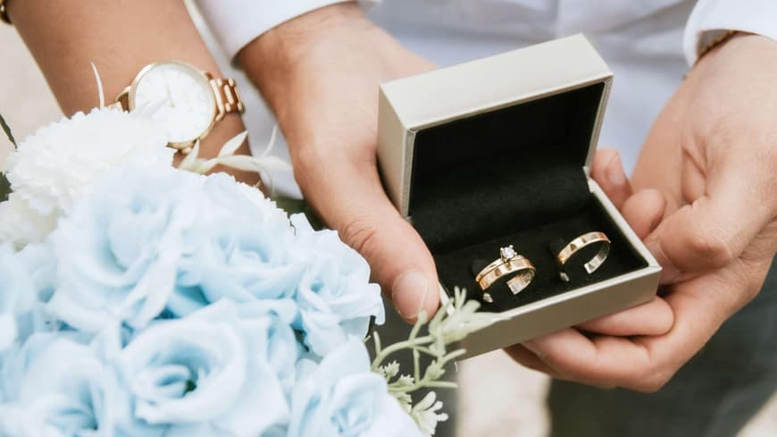 Ehepaar tauscht Ringe auf Hochzeit aus