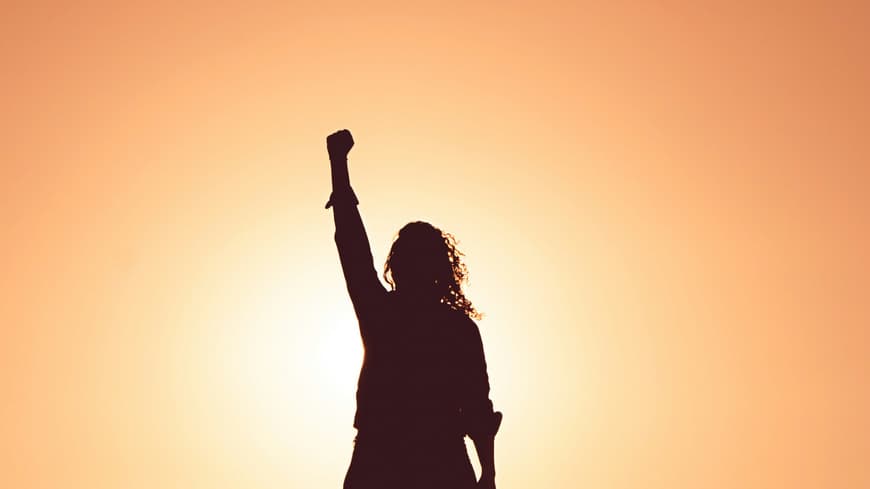 Powerfrau vor Sonnenuntergang