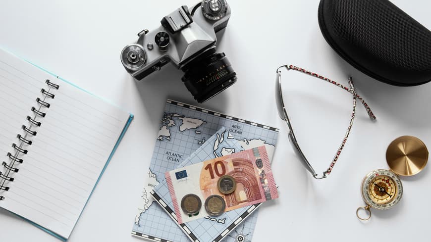 Geld und Reiseutensilien