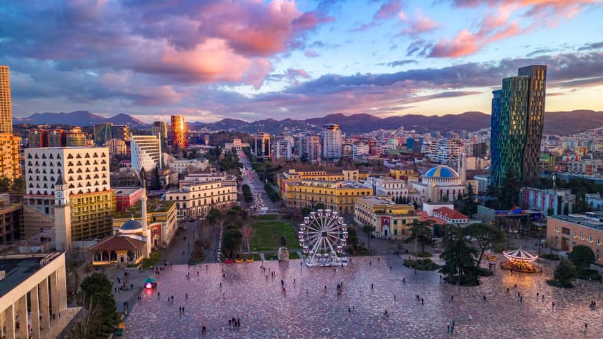 Ein Blick aus der Drohne auf die Dächer von Tirana in Albanien.