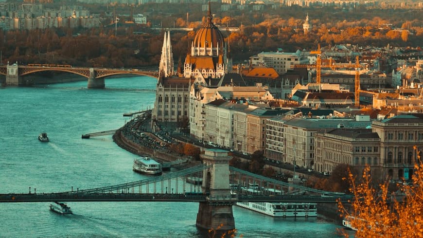 Ein Blick auf die Häuser von Budapest am Wasser.