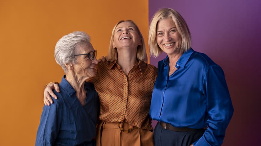 Drei reife Frauen lachen zusammen