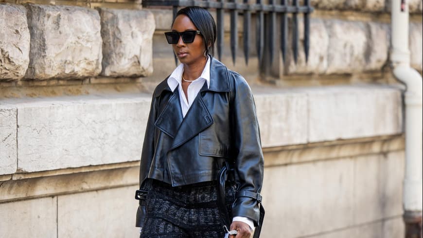 Junge Frau in stylischer Lederjacke