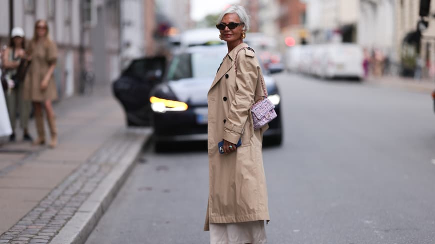 Frau in Trenchcoat