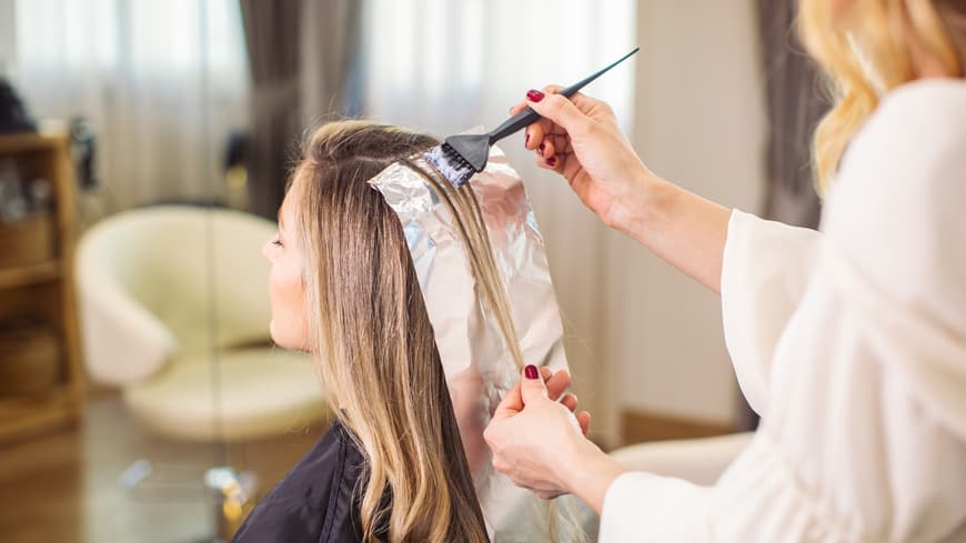 Frau lässt Haare färben