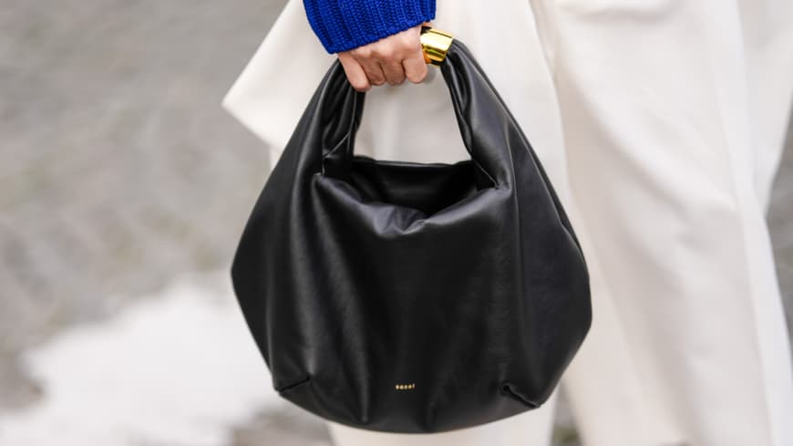 Frau hält Slouchy Bag