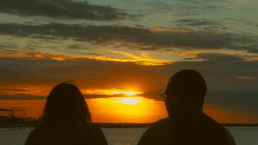 Paar beim Sonnenuntergang