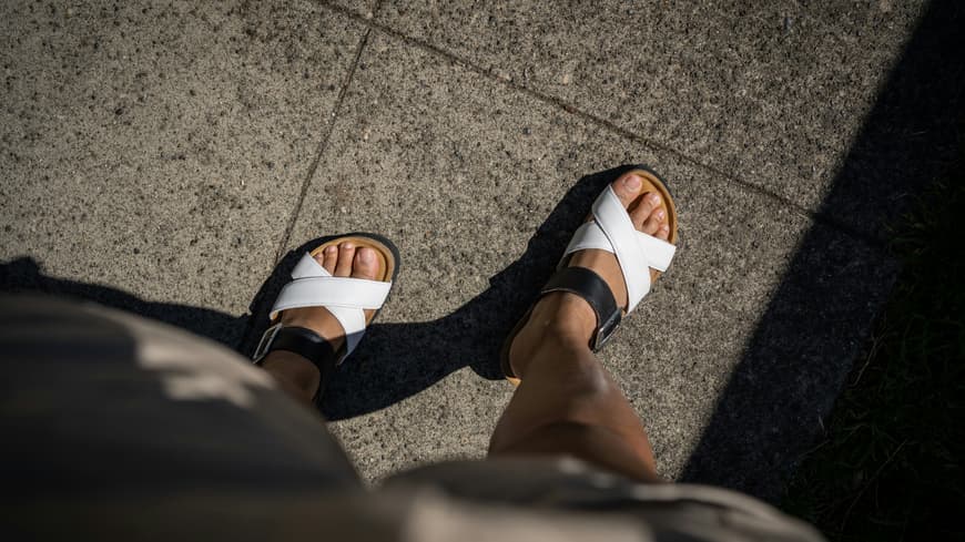 Frauenfüße in Sandalen