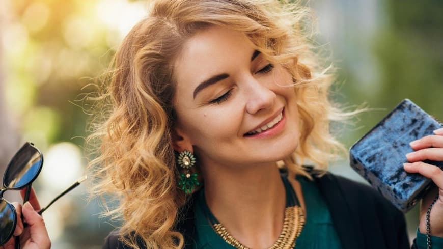 Frau mit zahlreichen Accessoires