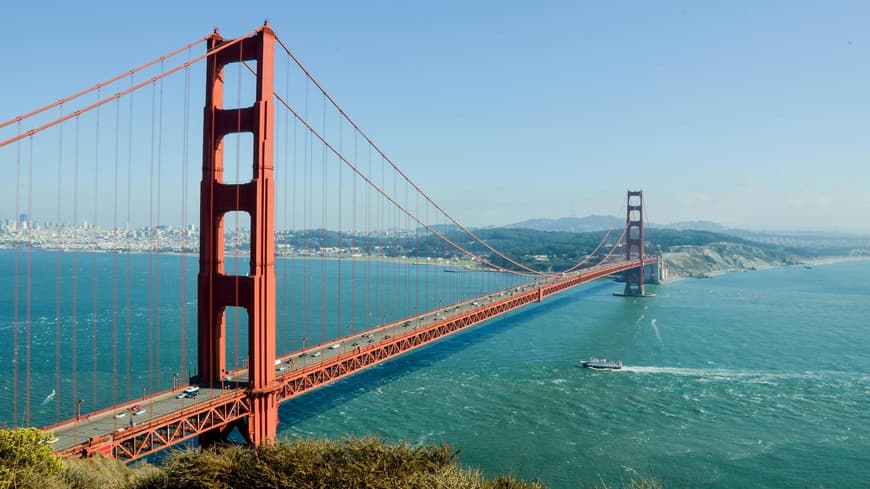 Ein Blick auf die rötliche Golden Gate Bridge in San Francisco.