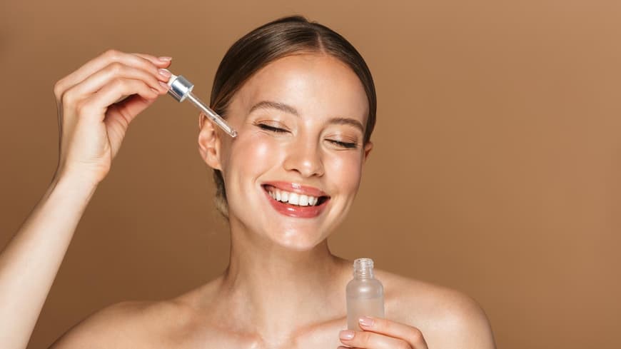 Frau trägt ein Serum auf