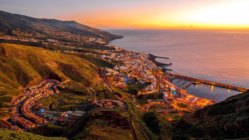 Die Küste von La Palma bei Abenddämmerung beleuchtet.