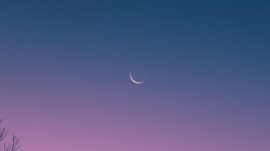 Blauer Himmel mit Mond