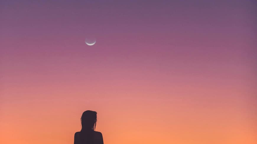 Frau beim Sonnenuntergang