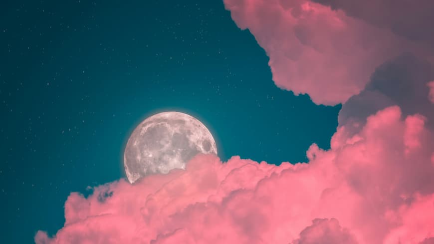 Mond hinter rosa Wolken