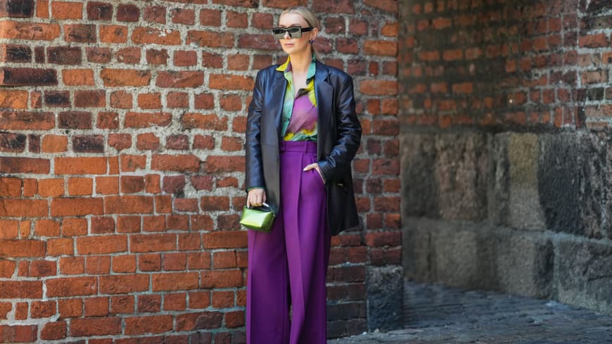 Frau in lila Stoffhose