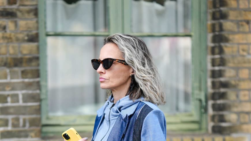 Frau mit grauem Haar