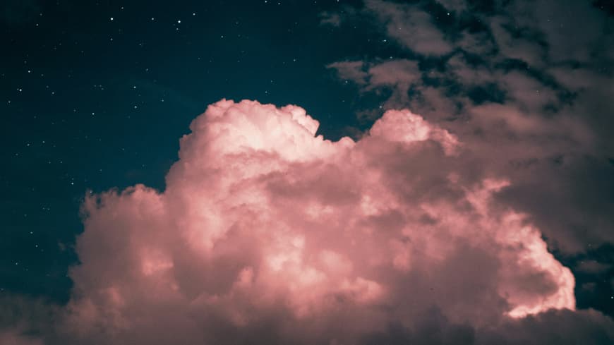 Rosa Wolken an dunklem Himmel