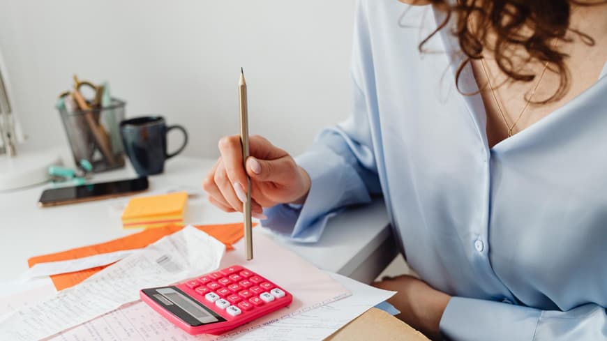 Eine Frau tätigt ihre Finanzen
