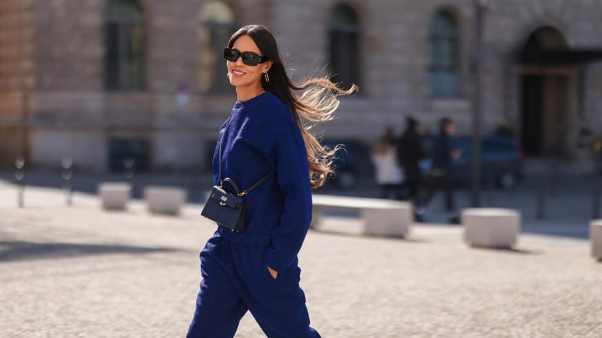 Eine Frau trägt stylische Loungewear in Blau