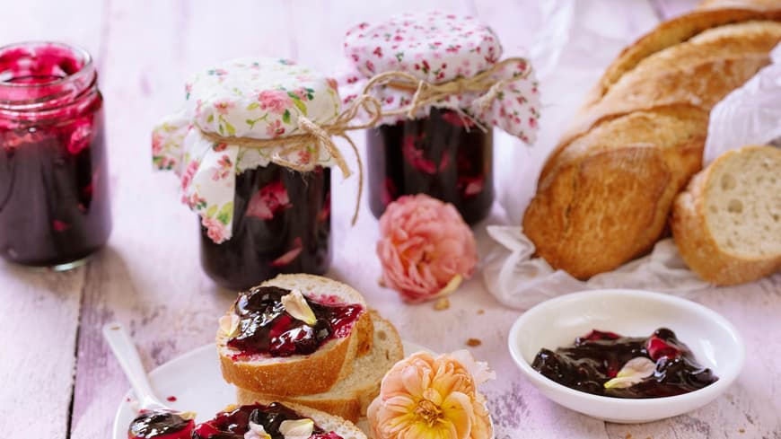 Selbstgemachte Marmelade auf Brot