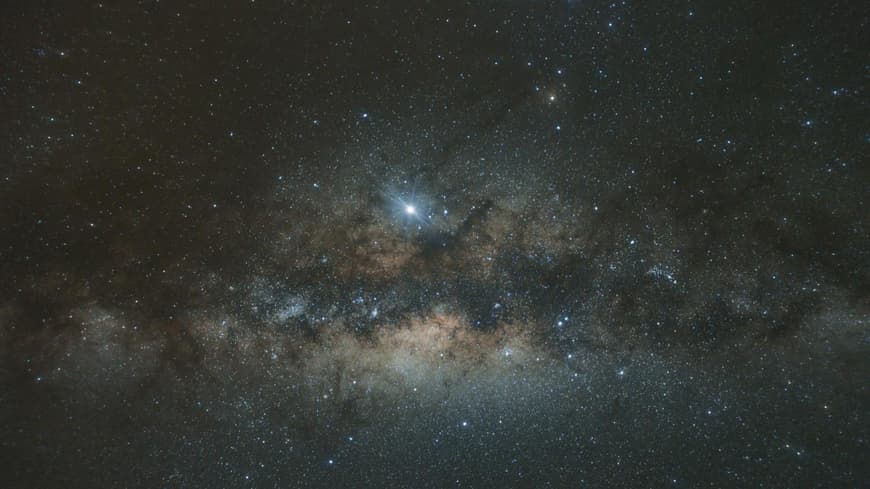 Ein Sternenhimmel mit vielen kleinen Sternen.