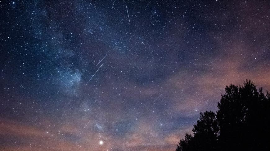 Sternenhimmel mit vielen Sternschnuppen.
