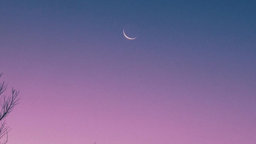 Mond am lila-blauen Nachthimmel