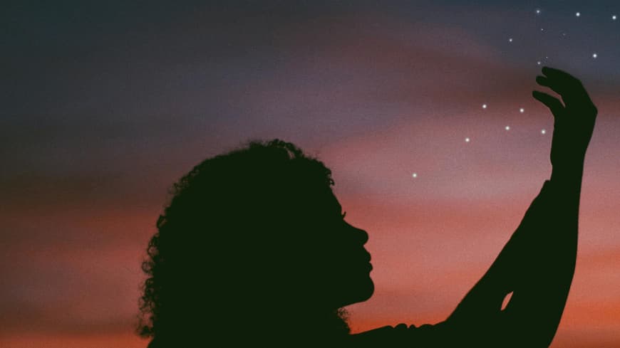 Frau unter Sternenhimmel