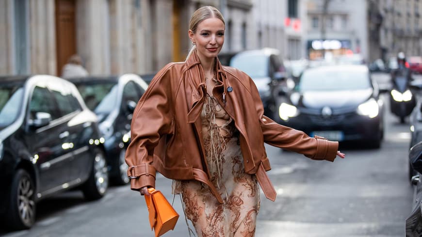 Leonie Hanne in brauner Lederjacke