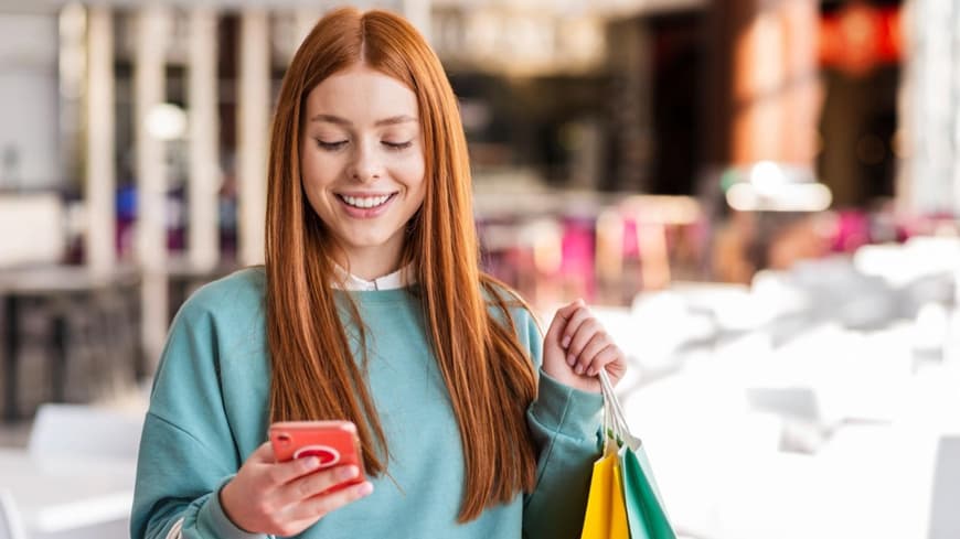 Eine Frau schaut auf ihr Handy