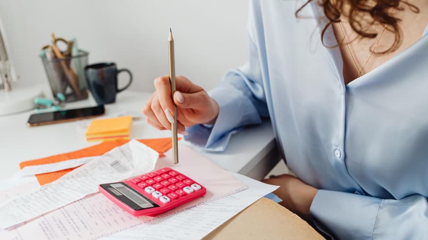 Eine Frau macht ihre Finanzen