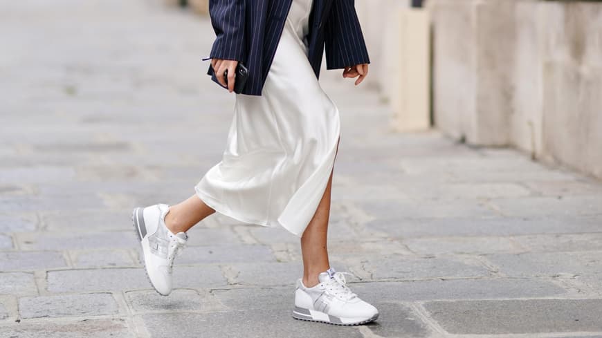 Frau trägt helle Sneaker