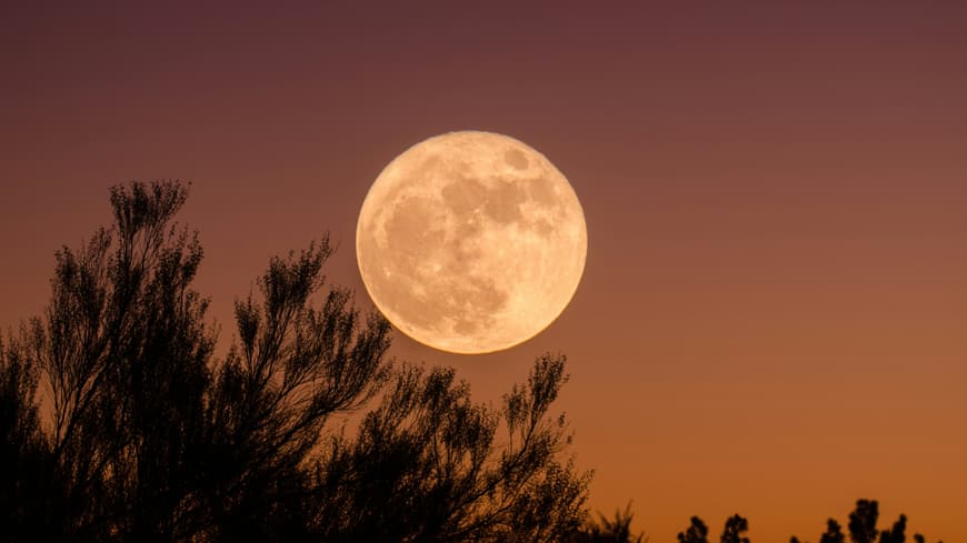 Vollmond an rotem Himmel
