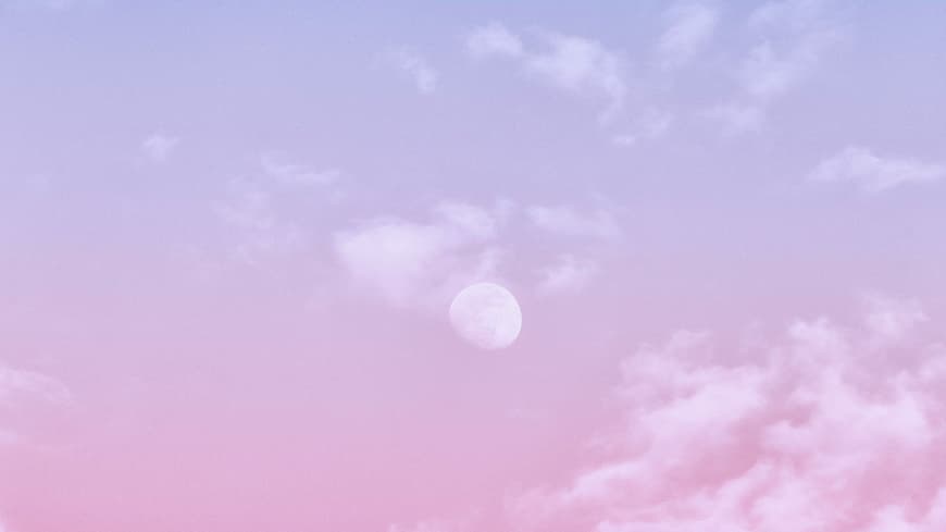 Rosa-blauer Himmel mit Mond und Wolken